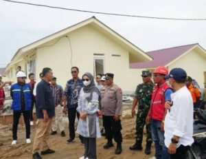 Bupati Natuna Wan Siswandi saat melakukan peninjauan pembangunan dan peresmian perumahan relokasi korban bencana tanah longsor Serasan 