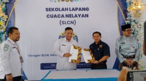 Ketua Persatuan Wartawan Indonesia (PWI) Natuna, Muhammad Rapi bersama BMKG Stasiun Metorologi Maritim Natuna Kelas III Natuna, Feriomex Hutagalung ST., M.Si saat melakukan penandatangan Perjanjian Kerja Sama (PKS) dalam rangka memperkuat sinergi antar instansi.