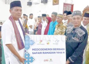 Wakil Bupati Anambas, Raja Bayu saat menyerahkan bantuan