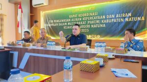 Kepala Kejaksaan Negeri Natuna, Surayadi Sembiring SH., MH didampingi Asisten I Bidang Pemerintahan dan Kesejahteraan Rakyat Sekretariat Daerah Kabupaten Natuna, Khaidir, SE, Kepala Badan Kesatuan Bangsa dan Politik Pemkab Natuna, Helmi Wahyuda
