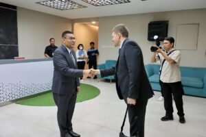 Wakil Menteri Agraria dan Tata Ruang/Wakil Kepala Badan Pertanahan Nasional (Wamen ATR/Waka BPN), Ossy Dermawan saat melakukan pertemuan dengan Kepala Bidang Kerjasama pada Direktorat Administratif, Kantor Kepresidenan Federasi Rusia, Oleg Tikk, beserta jajarannya