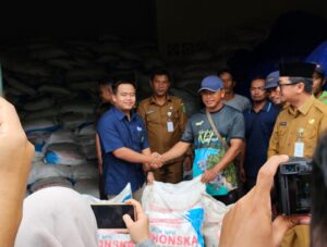 Keterangan foto pupuk Indonesia saat menyerahkan pupuk ke petani