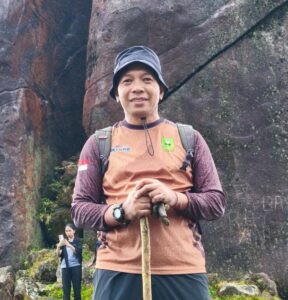 Ketua Komunitas Pendaki Gunung Ranai, Raja Darmika,