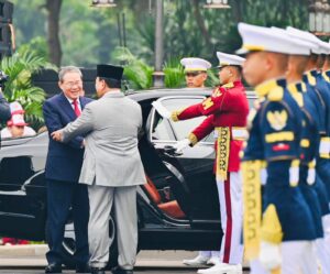 Presiden Republik Indonesia, Prabowo Subianto, saat menyambut secara resmi kedatangan Premier Republik Rakyat Tiongkok (RRT), Yang Mulia Li Qiang, di Istana Merdeka, Jakarta