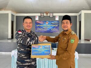 Komandan Lanal Ranai, Kolonel Laut (P) Dian Tri Hutanto saat menyerahkan paket bantuan kepada Camat Kecamatan Subi