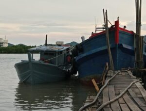 Kapal KM Rizki Laut muatan 10 ton BBM jenis solar sandar di Dermaga Ditpolairud Polda Kepri di Sekupang, Batam.