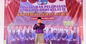 Kepala Sekolah SMP Negeri 1 Jemaja Timur Hamzah,SAg saat Berikan sambutan