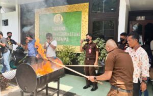 Kejaksaan Negeri Anambas saat melaksanakan pemusnahan sejumlah barang bukti yang telah berkekuatan hukum tetap di halaman kantor Kejaksaan Negeri Anambas