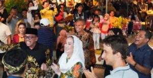 Tampak Bupati Natuna, Cen Sui Lan, bersama Wakil Bupati, Jarmin Sidik, berbaur hangat penuh kebersamaan dalam acara Gala Dinner bersama para peserta Sail to Natuna 2025 dan masyarakat Pulau Serasan, Minggu malam (15/06/2025), dok.diskominfo_natuna.