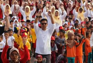 Bupati Karimun, joget bersama anak-anak TK di Hari Anak Nasional di Coastal Area