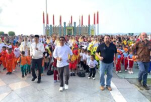 Bupati Karimun dan perwakilan dari PT Saipem joget bersama anak-anak TK di Coastal Area