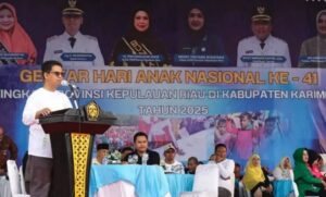 Bupati Karimun, Iskandarsyah memberikan sambutan dalam kegiatan Gebyar Hari Anak Nasional ke-41 Provinsi Kepri di Coastal Area