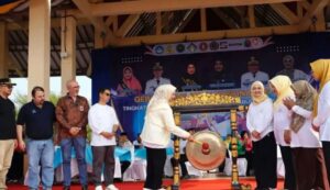 Selain pemukulan gong, pembukaan Hari Anak Nasional ke-41 Provinsi Kepri juga ditandai dengan pelepasan burung merpati