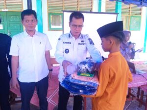 Bupati Anambas Aneng saat serahkan Baju Sekolah kepada Murid MTs Al-Ma'arif.