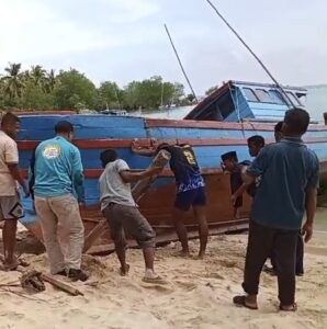 Pompong milik Suharfi alias Katon Saat di Naikan ke daratan