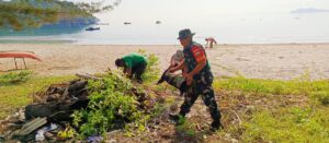 Danramil 04 Letung Kecamatan Jemaja saat melaksanakan Goro