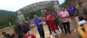 Bupati Anambas Serahkan Piala bergikir Kepada Tin Batu Peti