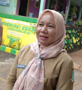 Kepala Sekolah, Madaniyah saat sesi wawancara oleh awak media