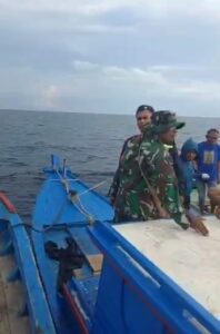 Aparat penegak hukum juga hadir pada kegiatan penarikan dan penahanan pomponh nelayan oleh sekelompok masyarakat dan aparat Desa Kadur