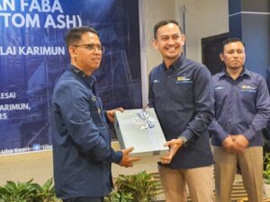 Keterangan foto : Bupati Karimun, Iskandarsyah (kiri) dan Manajer PT PLN IP UBP Kepri, Andi Taufiq Saputra pada kegiatan sosialisasi pengelolaan FABA PLTU Karimun yang ramah lingkungan di Hotel Aston, Selasa (29/7/25).