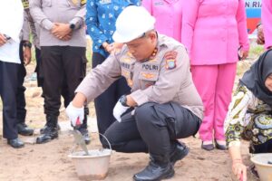 Kapolres Natuna AKBP Novyan Aries Efendie, S.H., S.I.K., M.M., M.Tr.Opsla saat melakukan peletakan batu pertama pembangunan Satuan Pelayanan Pemenuhan Gizi (SPPG) di Jalan Batu Ungun, Desa Limau Manis, Kecamatan Bunguran Timur Laut