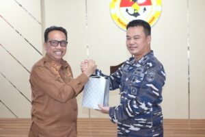 Wakil Bupati Natuna saat menyerahkan cendra mata