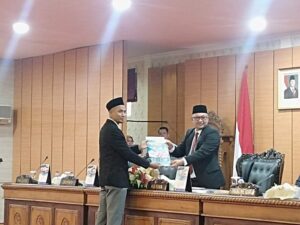 Anggota DPRD Karimun dari Fraksi Partai Kebangkitan Bangsa (PKB) menyerahkan surat dukungan Rencana Pembangunan Jangka Menengah Daerah 2025-2029 kepada Ketua DPRD Karimun | Foto: Ranai/Humas DPRD