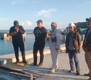 Foto b: Abraham Lucky Geraldo saat kiri pakai topi hitam saat tinjau lokasi Desember