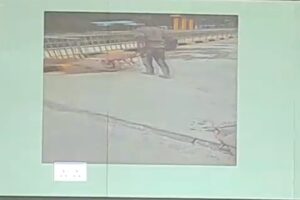 Foto perkerja saat lakukan penimbunan lobang yang menganga di ruas seminsasi amblas dengan cara memasukkan pasir tanpa di bongkar area tersebut