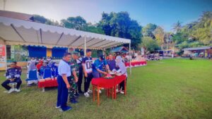 Pemotongan tumpeng oleh Kadisdikpora Anambas Tony Karnain