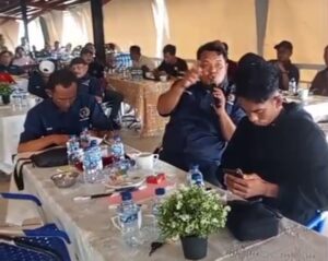 Salah satu peserta memberikan pertanyaan saat berlangsungnya diskusi
