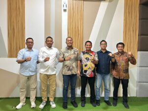 Foro bermasa Wakil Bupati Anambas Raja Bayu Febri Gunadian, sekretaris Daerah Sahtiar dan kepala DiskominfoTik Anambas Jefrizal bersama pihak PT. Palapa Ring Barat