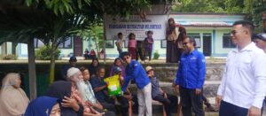 Foto Anggota DPRD Anambas Hilo Paisal saat Salurkan bantuan ke Warga
