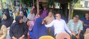 Bupati Aneng saat berdialog dengan masyarakat