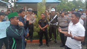 Ketua DPRD Natuna, Rusdi saat menyambut kedatangan rombongan mahasiswa yang tergabung dalam HMI dan Dema STAI Natuna