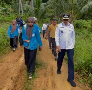 Akses jalan tanah merah menuju STAI Paduka yang akan di rencanakan pembangunan oleh pemerintah Daerah