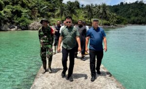 Bupati Aneng saat melakukan peninjauan lapanganPelabuhan nelayan di Dusun Sedanau, Desa Rewak, Kecamatan Jemaja Kabupaten Pelauan Anambas