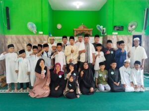 Foto bersama Lurah Tarampa bersama peserta lomana