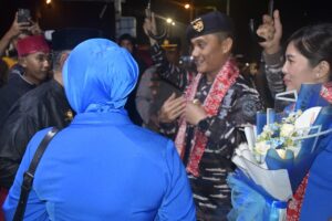 Komandan Pangkalan TNI Angkatan Laut (Danlanal) Tarempa, Letkol Laut (P) Romi Sitorus, S.E., bersama Ketua Cabang 3 Daerah Kodaeral IV Gabungan Jalasenastri Armada RI, Ny. Agustina Romi Sitorus, tiba di Kota Tarempa, Kabupaten Kepulauan Anambas