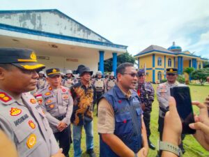 Ary Dwipermana, Senior Manager Field Relations & Security Offshore Medco E&P dan Kapolres Anambas saat di wawancarai awak Media