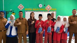 Bupati Kepulauan Anambas, Aneng, bersama Ketua TP PKK Kabupaten Kepulauan Anambas, Sinta Aneng, melakukan kunjungan kerja ke SDN 002 Kiabu