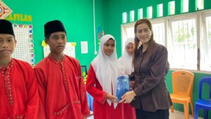 Bupati Kepulauan Anambas, Aneng, bersama Ketua TP PKK Kabupaten Kepulauan Anambas, Sinta Aneng, melakukan kunjungan kerja ke SDN 002 Kiabu