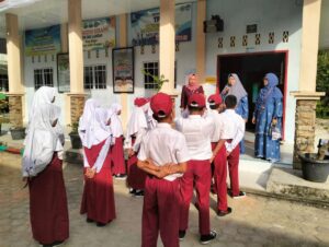 Kepala sekolah Hardiati, S.Pd.Sd saat berikan arahan kepada siswa-siswi sebelum melaksanakan ANBK