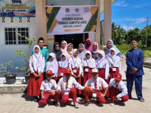 Foto bersama : siswa-siswi dengan Kepala Sekolah serta Guru