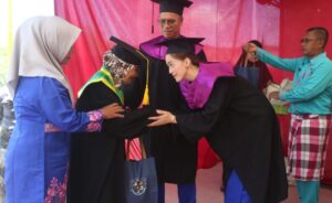 Bupati Anambas Aneng di temani Ny.Sinta Aneng dalam prosesi Wisuda Lansia di Air Asuk