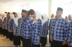 Ketua Dekranasda Ny. Sinta saat menyematkan Pin kepada anggota