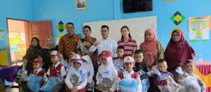 Foto bersama usai penyerahan bantuan seragam