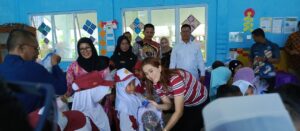 Ketua TP-PPK Kabupaten Kepulauan Anambas, Ny. Sinta Aneng saat Serahkan bantuan seragam