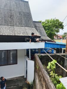 Seorang anak terjebak di atap rumah, tim Damkar lakukan evaluasi