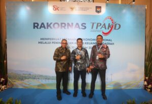 Bupati Anambas, sekretaris Daerah Sahtiar dan. Kapala BanK Riau Kepri Idham Khalid foto bersama